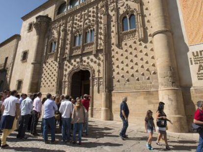 Un grupo de personas entra en la sede Antonio Machado de la UNIA, en Baeza.