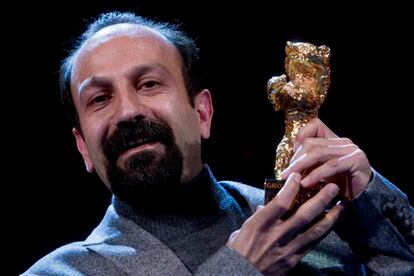 El director de la película iraní <i>Nader y Simin. Una Separación</i>, Asghar Farhadi, recoge el Oso de oro de la Berlinale