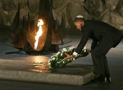 Obama deposita una ofrenda floral en la Sala del Recuerdo del Museo del Holocausto en Jerusalén.