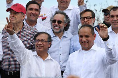 El presidente Gustavo Petro junto a ministro de transportes de Venezuela, Ramón Velasquez. Atrás, en el centro, el embajador colombiano en Caracas, Armando Benedetti. 