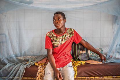 Kodzo N’tsakpoe, de 17 años, también sufre úlcera de Buruli, en su caso en el tobillo izquierdo. Su madre lo llevó al hospital de Tsévié con 13 años y lo abandonó allí; desde entonces, está solo y continúa ingresado porque su lesión sigue sin curarse.