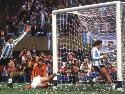 Kempes celebra el segundo gol de Argentina en la final contra Holanda.