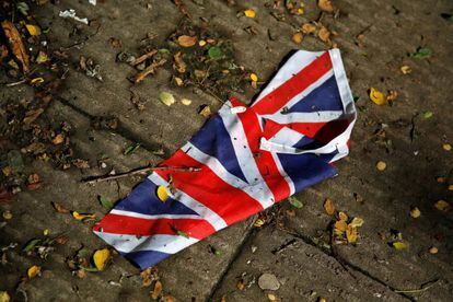 Una bandera brit&aacute;nica en el suelo 