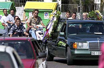 Algunos amigos del fallecido siguen en moto al coche fúnebre en su camino al cementerio.