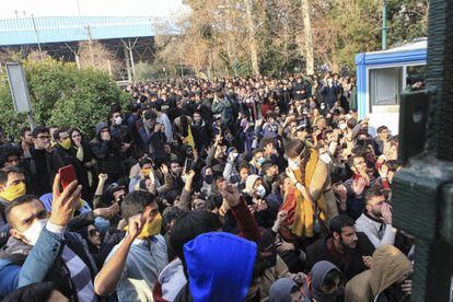 Estudiantes protestan en la Universidad de Teher&aacute;n en una imagen obtenida por la agencia Associated Press.
