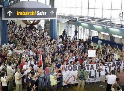 Los trabajadores de Alitalia protestan en el aeropuerto internacional de Roma mientras los representantes sindicales participan en la última reunión para salvar a la compañía de la bancarrota