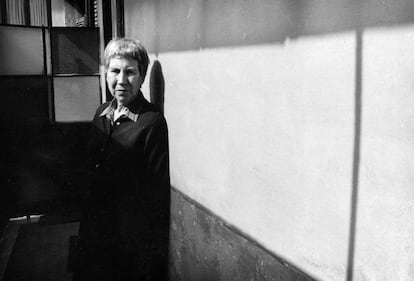 Tot novel·litzant els records familiars, Natalia Ginzburg il·lumina les escenes amb girs i frases exactes.