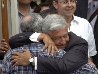 Andr&eacute;s Manuel L&oacute;pez Obrador (derecha), candidato presidencial del Partido de la Revoluci&oacute;n Democr&aacute;tica, abraza al poeta Javier Sicilia. 