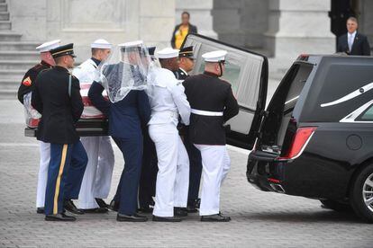 Miembros de la Guardia de Honor introducen en un coche fúnebre el ataúd con los restos mortales del senador John McCain.