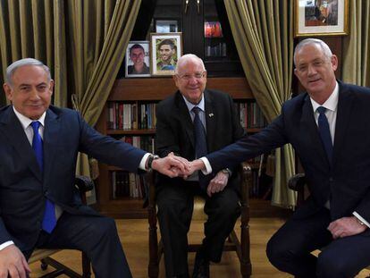 Benjamín Netanyahu saluda a Benny Gantz en presencia del presidente de Isarel, Reuven Rivlin.