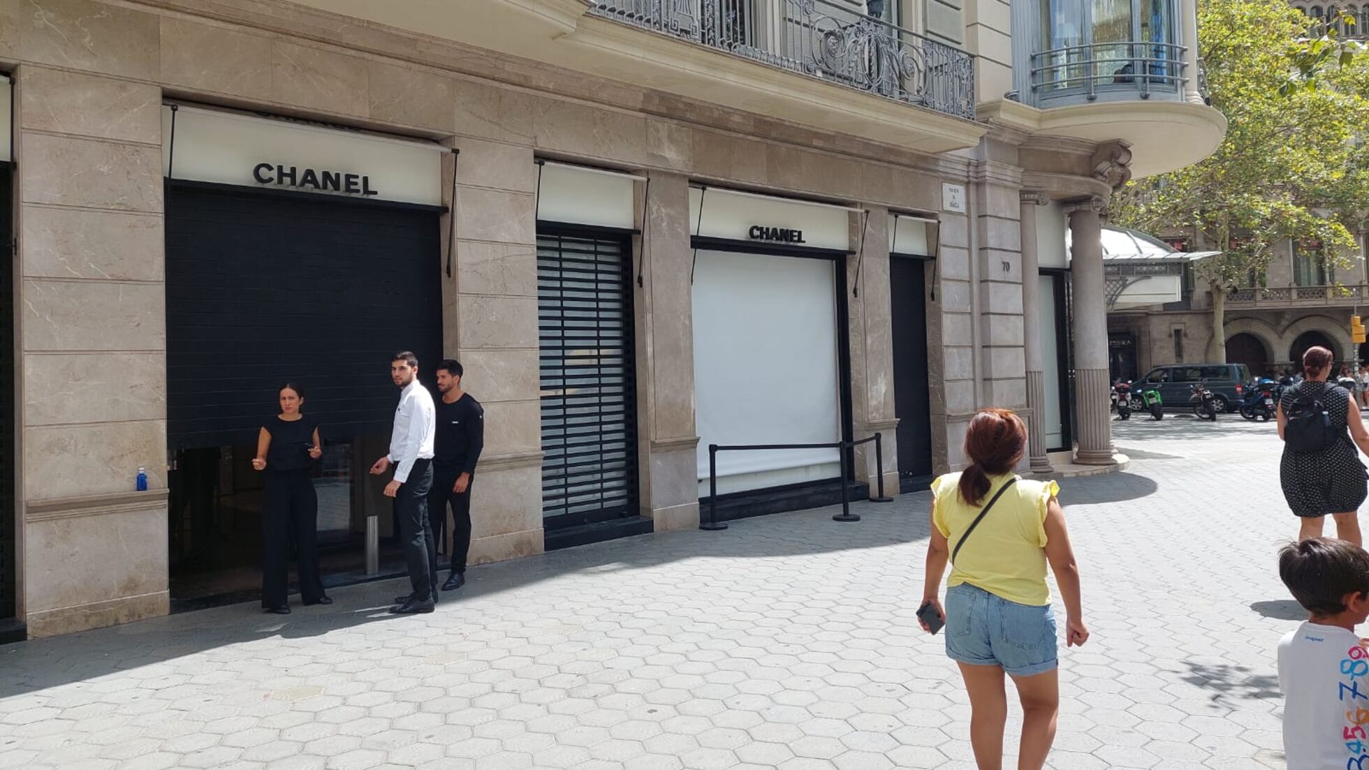 Unos ladrones intentan robar la tienda Chanel del paseo de Gràcia de  Barcelona encastando un coche contra el escaparate | Cataluña | España | EL  PAÍS