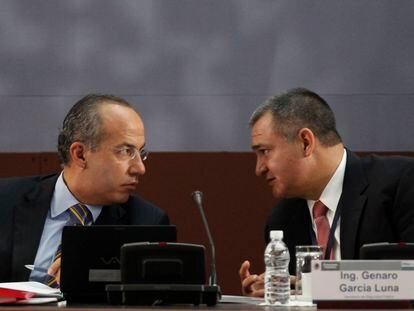 Felipe Calderón y Genaro García Luna, conversan durante una conferencia sobre seguridad, en Ciudad de México, el 27 de agosto de 2010.