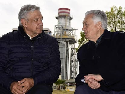 El presidente López Obrador junto a Manuel Bartlett, en diciembre de 2019.