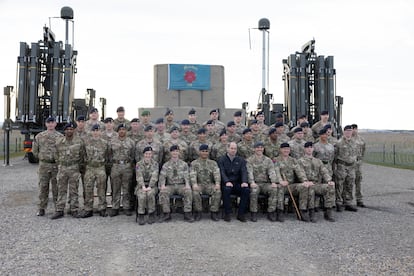 Durante la visita, el príncipe posó vistiendo ropa de civil junto a la mayoría de los 75 militares británicos que forman parte de la primera línea de defensa en el flanco oriental de la OTAN. “Sé lo ocupados que están todos. Gracias por acogerme hoy", comentó.