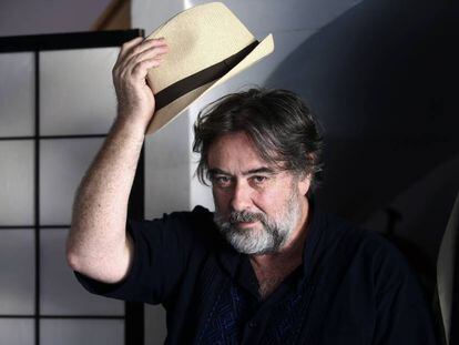 El director Andrés Lima, ganador del Premio Nacional de Teatro, este jueves en su casa.