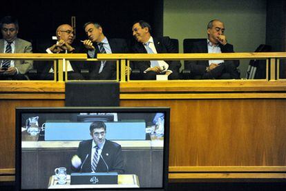 El delegado del Gobierno en Euskadi, Mikel Cabieces; el presidente del Senado, Javier Rojo, y los tres diputados generales -Javier de Andrés, José Luis Bilbao y Martin Garitano- siguen el discurso de López.