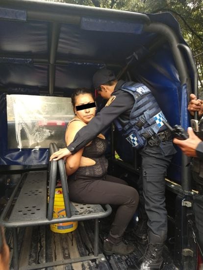 A woman was detained by authorities from the Secretariat of Citizen Security (SSC), after registering firearms shots in a shopping center located south of the capital. 