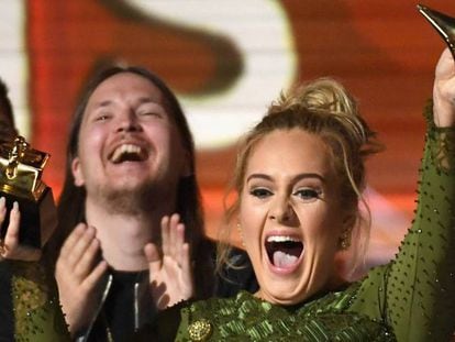 Adele recibe con alegría uno de sus múltiples Grammys de la noche.
