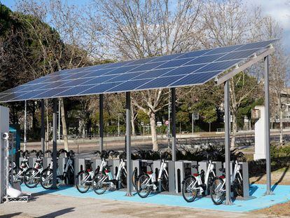 Una de las tres nuevas estaciones de Bicimad que funcionan con energía solar. situada en la Avenida Complutense de Ciudad Universitaria.
