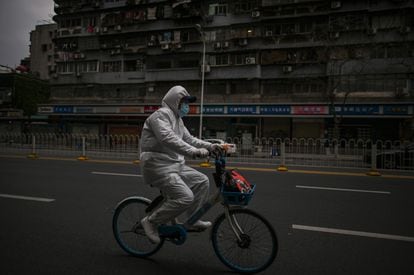 Un hombre en bicicleta en Wuhan este miércoles