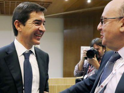 El consejero delegado de BBVA Carlos Torres Vila (i), conversa con el presidente de la Asociación Española de Banca, José María Roldán (d).