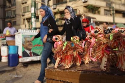 Puesto de regalos turísticos en la plaza Tahrir.