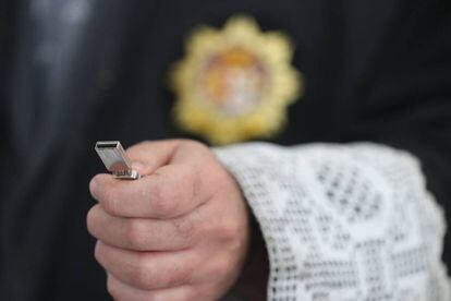 El juez José María Ortiz Aguirre muestra la memoria USB en la que guarda su trabajo. Los expedientes no se conservan en papel.