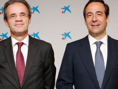 Jordi Gual, presidente de CaixaBank, y Gonzalo Gort&aacute;zar, consejero delegado de la entidad