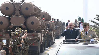 El presidente de Argelia, Abdelmayid Tebún, pasa revista a las tropas en el Día de la Independencia, el 5 de julio en Argel.