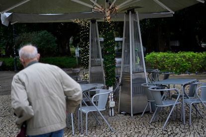 Un hombre pasa ante una terraza vacía en Lisboa, este martes.