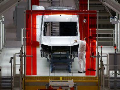 L&iacute;nea de producci&oacute;n de furgonetas Volkswagen abierta hace poco en Polonia.
