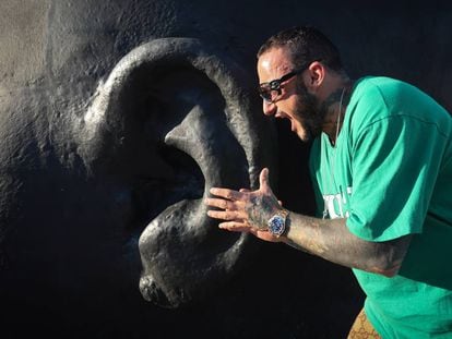 El madrileño DJ Nano, ante una de las esculturas junto a la estación de Atocha. 