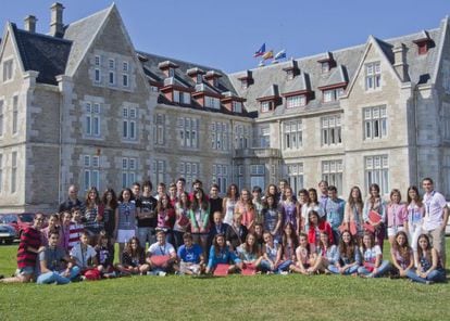 Los 100 estudiantes con mejores notas, ante el palacio de la Magdalena.