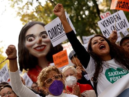 Varios manifestantes claman contra la política sanitaria de Isabel Díaz Ayuso por las calles de Madrid en la manifestación por la sanidad pública del 13 de noviembre de 2023.