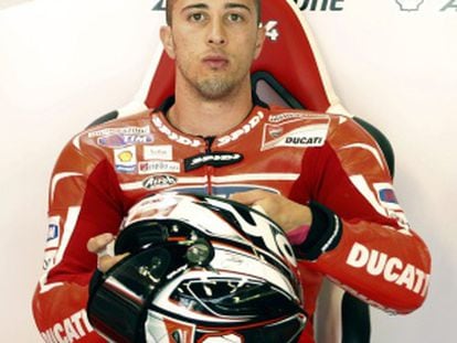 Andrea Dovizioso, en el garaje de su equipo Ducati.