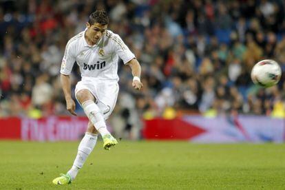 Cristiano Ronaldo lanza una falta ante el Villarreal.