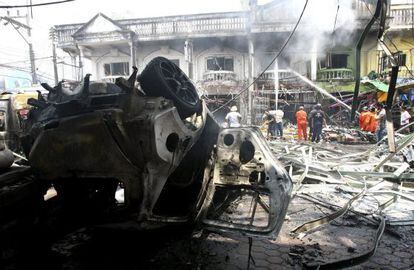 Bomberos extinguen un incendio provocado por la explosi&oacute;n de tres coches bomba en Yala, sur de Tailandia.