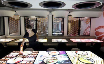 Las mesas son a la vez carta y camarero en el llamativo restaurante Inamo, en Londres, especializado en cocina de fusión