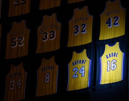 La camiseta recién desvelada de Pau Gasol cuelga sobre las gradas del Crypto.