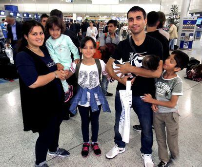 Nafia Bedredin,de nacionalidad iraquí, con su mujer y sus cuatro hijos en el aeropuerto de Atenas antes de partir hacia Madrid.