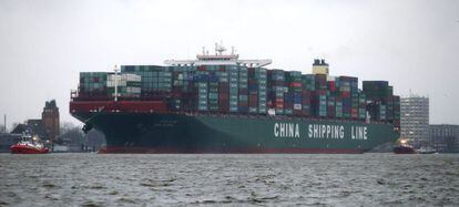 El barco contenedor m&aacute;s grande del mundo, el CSCL Globe de la compa&ntilde;&iacute;a China Shipping Group, es remolcado hacia el interior del puerto de Hamburgo (Alemania). 