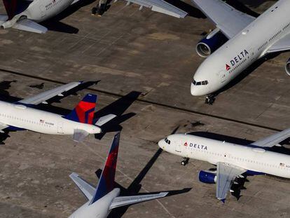 Aviones de Delta Air Lines estacionados en el aeropuerto de Birmingham-Shuttlesworth, en Alabama (EE UU) el pasado 25 de marzo.