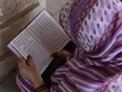 Una mujer musulmana lee El Corán.