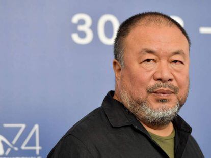 Ai Weiwei posa ante los fot&oacute;grafos en Venecia.