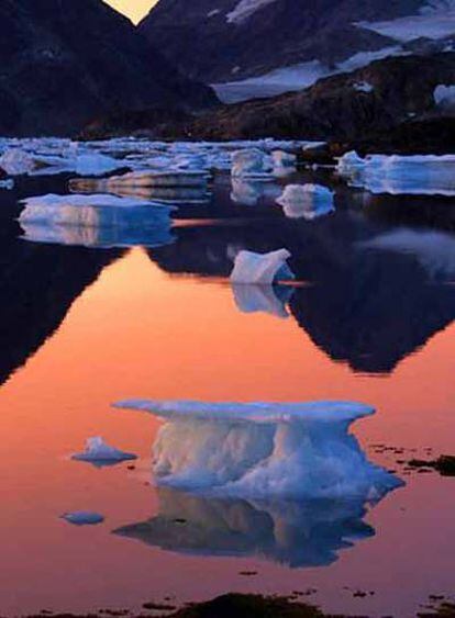 Un iceberg flota en el Ártico