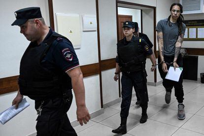 Brittney Griner es escoltada por la policía este jueves en el juzgado de Khimki, Rusia.