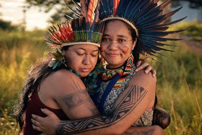 Hamangai Marcos Melo Patax, una activista indígena brasileña que lucha contra la violencia de género y busca resaltar el valor de las mujeres en las comunidades, se abraza con su hermana Itocovouty Galache Melo, en mayo de 2022.