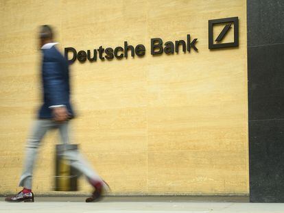 Un hombre pasa por delante de una oficina de Deutsche Bank.