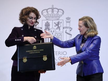 Traspaso de la vicepresidencia primera del Gobierno de Nadia Calviño a María Jesús Montero, el pasado 29 de diciembre.
