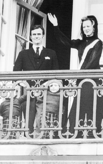 Margarita fue proclamada reina desde el balcón del Palacio de Christiansborg, en Copenhague, el 15 de enero de 1972, por el entonces primer ministro Jens Otto Krag. En la imagen, Margarita de Dinamarca junto a su esposo, el príncipe consorte Enrique de Laborde de Monpezat, y sus dos hijos, Federico y Joaquín, durante su coronación. 